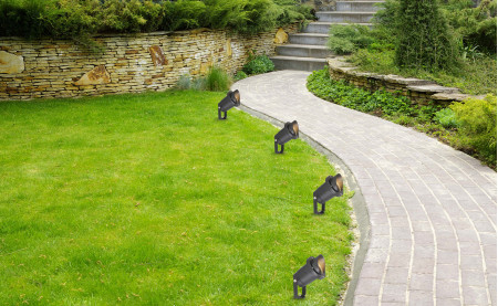 Ландшафтное освещение: почему светильники на солнечных батареях не лучшее решение?